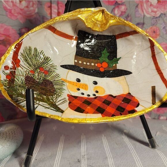 DECOUPAGE CLAM SHELL DECOUPAGE SNOWMAN ⛄️ ON A CLAM SHELL TRINKET DISH - Picture 3 of 12